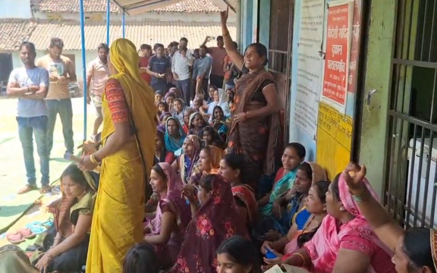 पत्थलगांव : विधायक का वादा छलावा ! शराब की दुकान हटाने की मांग पर महिलाओं का जोरदार प्रदर्शन ! 1 1000121808
