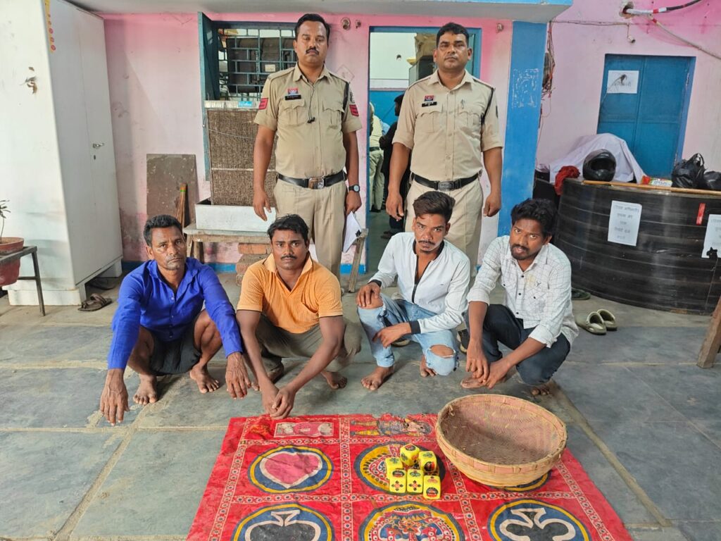 ग्राम बनसिया के मैदान में खुडखुड़िया जुआ खेलते चार गिरफ्तार, जूटमिल पुलिस की कार्रवाई में जुआ सामग्री जब्त 1 1000882515
