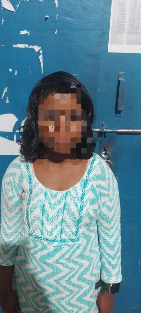गुम नाबालिक गूंगी बच्ची को पुलिस ने मिलवाया उनके परिजनों से... 1 1000903340