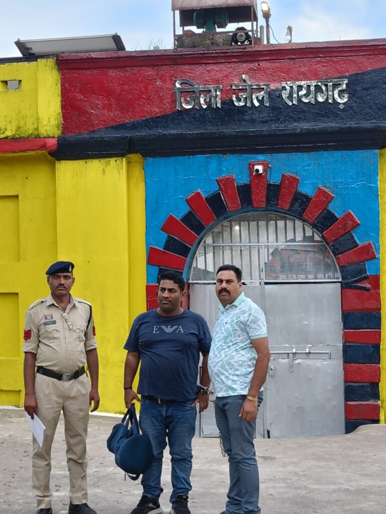 पुलिस की विशेष टीम ने दिल्ली में फरार वारंटी लक्ष्मेश्वर ठाकुर को किया गिरफ्तार 1 1001180256